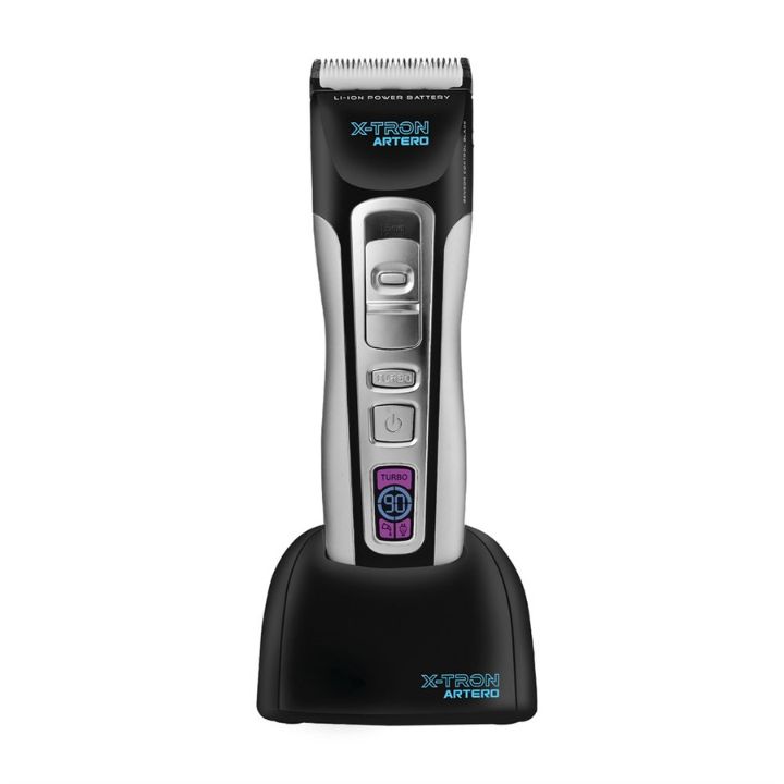 artero X-Tron klippmaskin i laddningsstation