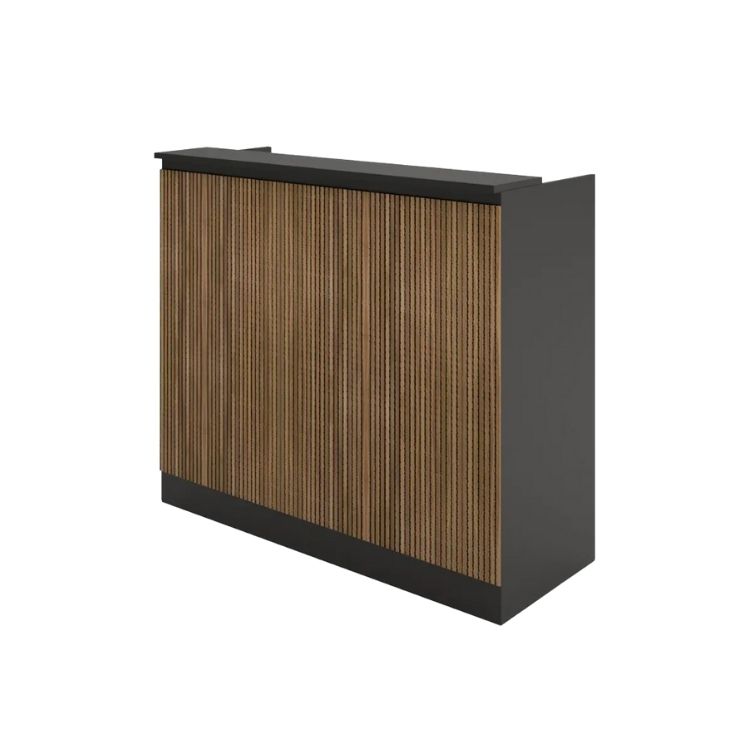 Bamboo Reception Desk med räfflad front i träfinish och stomme i matt svart laminat, frontvy.