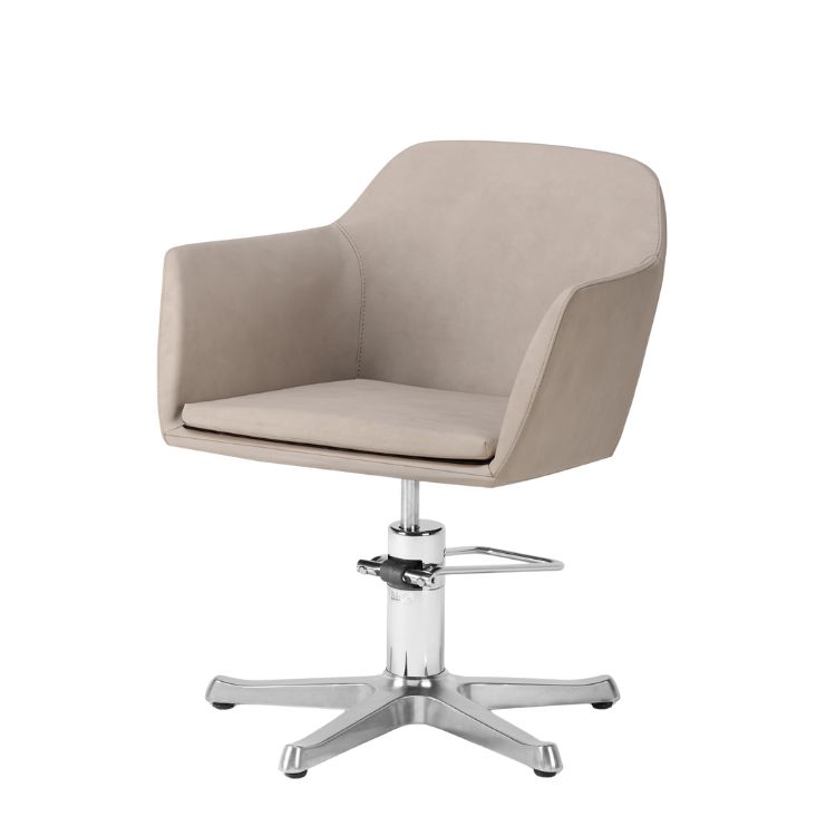 Svängbar frisörstol i beige klädsel, sidovy.
