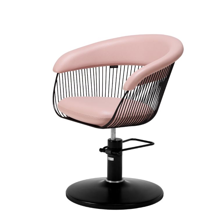 Svängbar frisörstol i svart metall med rosa stoppad sits, frontvy.