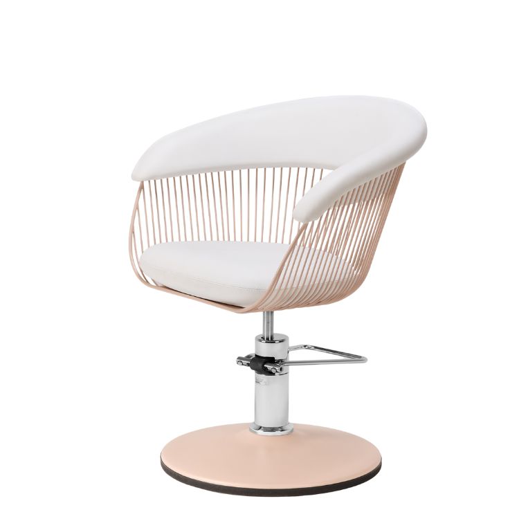 Frisörstol i roséguldfärgad metall med vit stoppad sits och ryggstöd, frontvy på vit bakgrund.