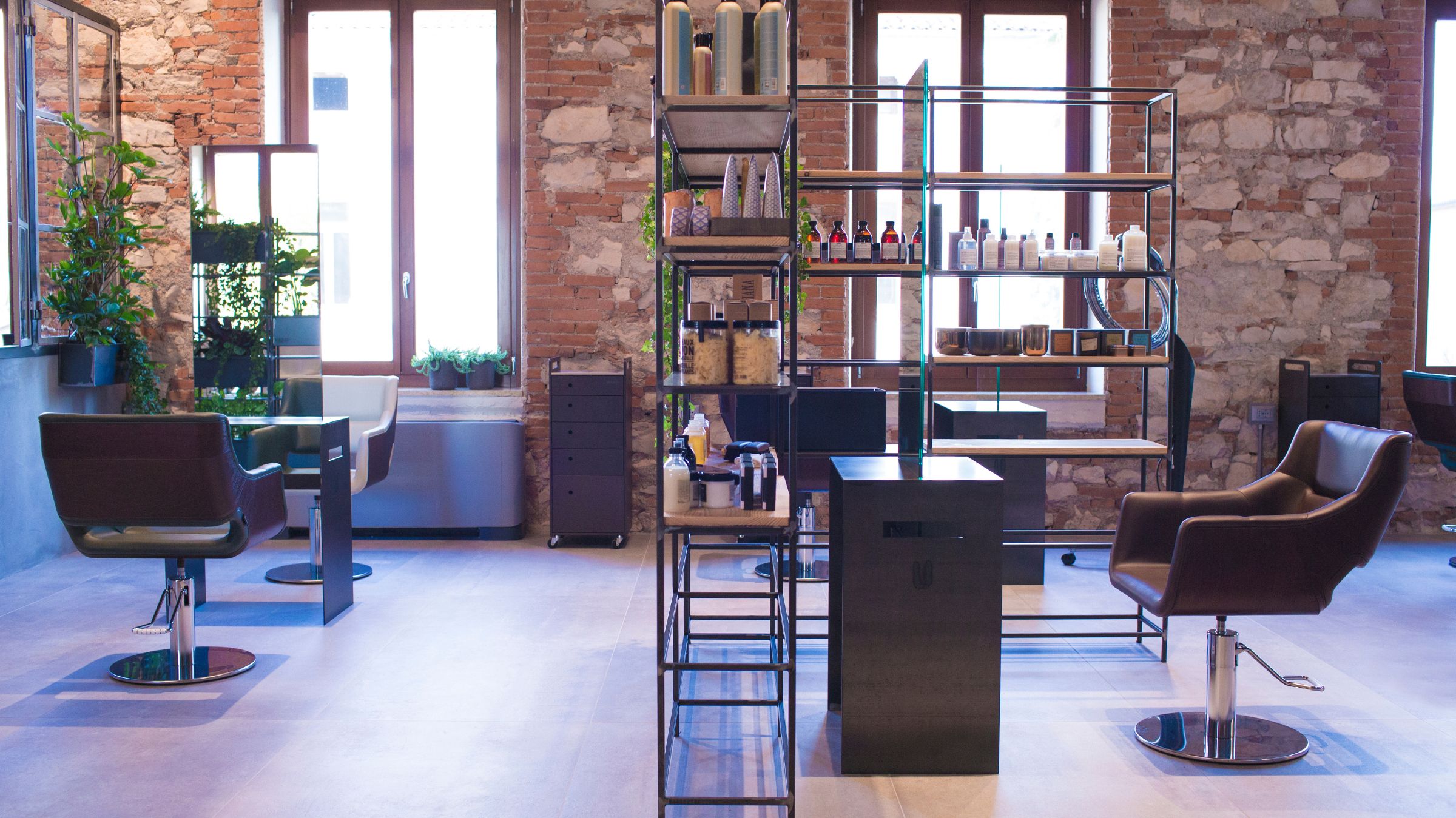 miljöbild av frisörstolar i salong