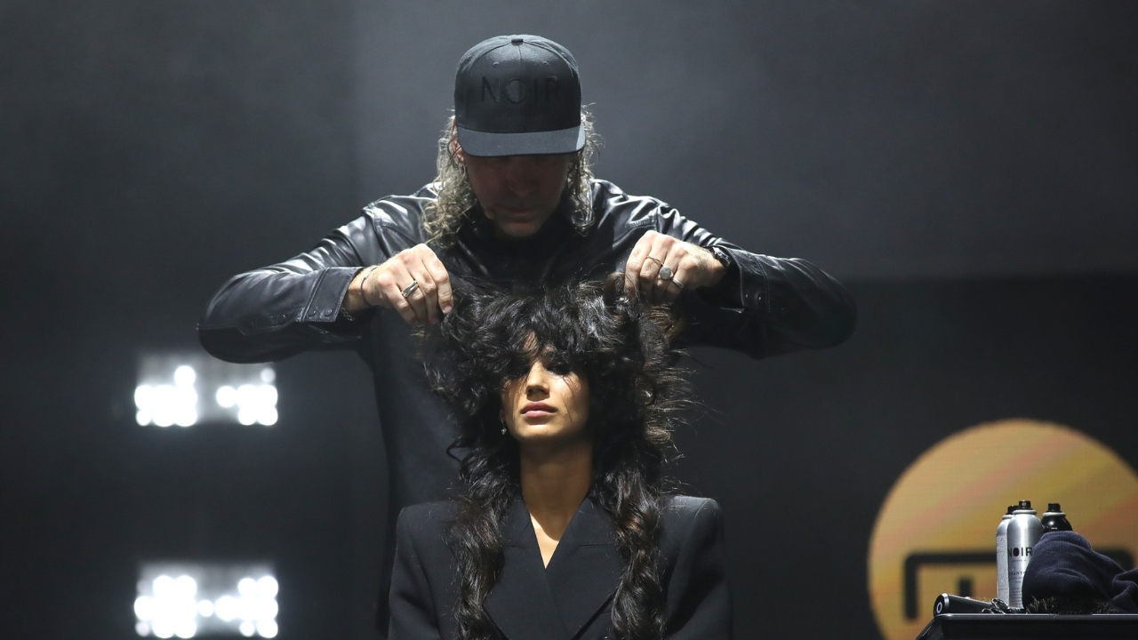 Noir Stockholm grundare Hans Nilsson på scen